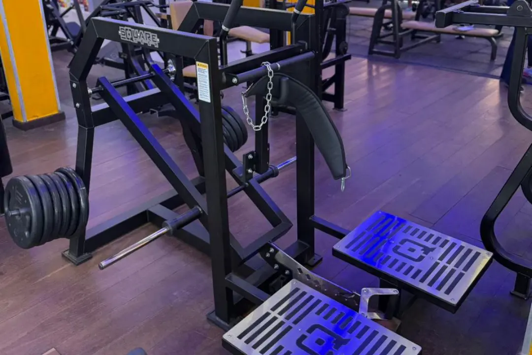 maquina-panturrilha-em-pe-anilhas-academia-piatã-fitness-salvador-academia